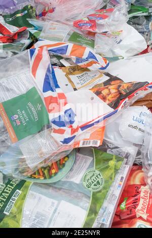 Pile massaggiate di sacchetti di plastica morbida per alimenti e materiale di imballaggio dai supermercati britannici. Per rifiuti da cucina, rifiuti di plastica per uso domestico, plastica monouso. Foto Stock