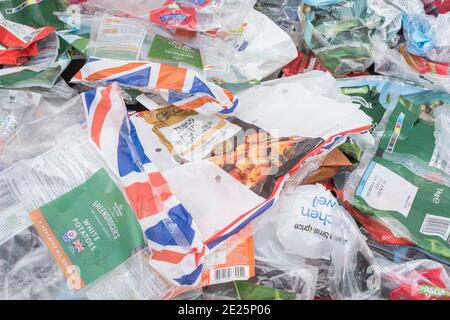 Pile massaggiate di sacchetti di plastica morbida per alimenti e materiale di imballaggio dai supermercati britannici. Per rifiuti da cucina, rifiuti di plastica per uso domestico, plastica monouso. Foto Stock