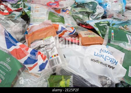 Pile massaggiate di sacchetti di plastica morbida per alimenti e materiale di imballaggio dai supermercati britannici. Per rifiuti da cucina, rifiuti di plastica per uso domestico, plastica monouso. Foto Stock