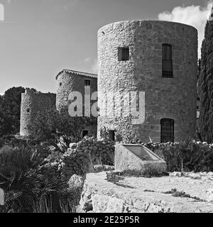 Mulini a vento storico di Javea ubicato su una delle alture di La Plana vicino Cap Sant Antoni si affaccia Javea, Spagna Foto Stock