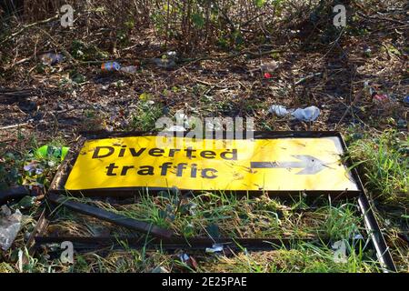 Un segnale di traffico deviato perso e abbandonato. Foto Stock