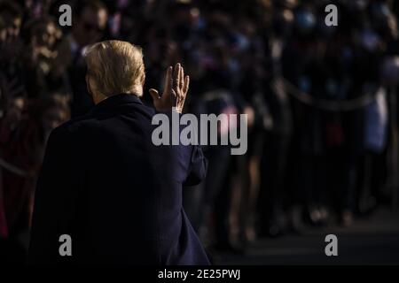 Washington DC, Stati Uniti. 12 gennaio 2021. Il presidente Donald Trump saluta i tifosi quando esce dalla Casa Bianca a Washington, DC martedì 12 gennaio 2021. Il presidente si dirige oggi ad Alamo, Texas, per visitare il muro di confine tra Stati Uniti e Messico. Questa è la prima apparizione dei Presidenti dopo l'insurrezione al Campidoglio degli Stati Uniti da parte dei suoi seguaci la scorsa settimana. Foto di Samuel Corum/UPI Credit: UPI/Alamy Live News Foto Stock