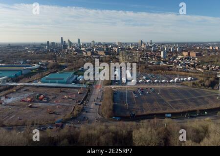 Manchester, Regno Unito, 12 gennaio 2021. Un'immagine aerea mostra il centro di vaccinazione e test Greater Manchester presso il centro di tennis Etihad il giorno dopo che i test di massa a livello nazionale iniziano in 5 centri in tutto il paese, di fronte al Coronavirus, Manchester, Regno Unito. Credit: Jon Super/Alamy Live News. Foto Stock
