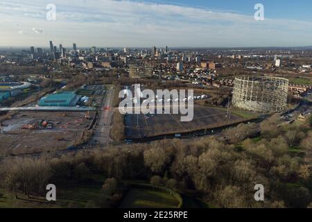 Manchester, Regno Unito, 12 gennaio 2021. Un'immagine aerea mostra il centro di vaccinazione e test Greater Manchester presso il centro di tennis Etihad il giorno dopo che i test di massa a livello nazionale iniziano in 5 centri in tutto il paese, di fronte al Coronavirus, Manchester, Regno Unito. Credit: Jon Super/Alamy Live News. Foto Stock