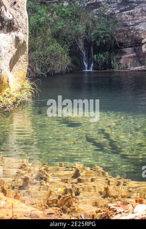 Una piscina profonda e limpida nel fiume Kadishi, (Blydepoort Canyon, Sudafrica) con strane macro alghe d'acqua dolce che crescono nelle conchive Foto Stock