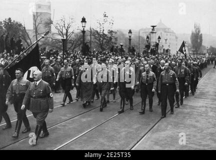 9 novembre 1934 Hitler e Göring guidano una parata nazista a Monaco per commemorare la Beer Hall Putsch Foto Stock