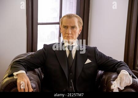 Salonicco / Grecia, maggio 09 2019: Scultura in cera dell'eroe nazionale turco Mustafa Kemal Ataturk seduto in una poltrona nella casa è nato a wh Foto Stock