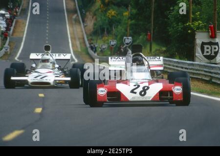 Andrea de ADAMICH e Brian REDMAN guidano rispettivamente le vetture di F1 Surtees-Ford e McLaren-Ford a piena velocità sulla linea retta in salita durante il Gran Premio di Francia 1972, sul circuito di Charade vicino a Clermont-Ferrand. Foto Stock