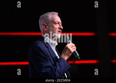 Il leader del lavoro Jeremy Corbyn lancia il Manifesto dei giovani laburisti ad un rally presso la Loughborough University Student Union Foto Stock