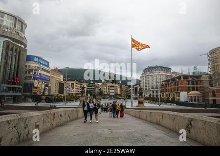 Skopje / Macedonia del Nord, 12 2019 maggio: Gente locale che cammina sul Ponte di pietra; una principale attrazione turistica storica che proviene dall'ottomano Foto Stock