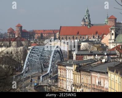 Cracovia. Cracovia. Polonia. Vista del castello di Wawel sui tetti delle case e rivettato ponte di acciaio sul fiume Vistola. Foto Stock