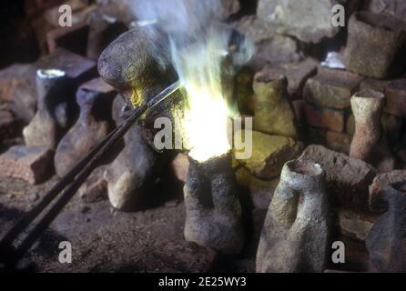 Fornace usato nel processo di fusione di metallo di cera persa Di statue e figurine in Nepal Foto Stock