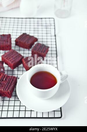 Cioccolato Brownie e una tazza di tè sul retro rack. Foto Stock