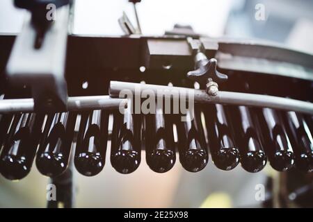 Le preforme nere per soffiare bottiglie in PET di plastica si muovono su un nastro trasportatore Foto Stock