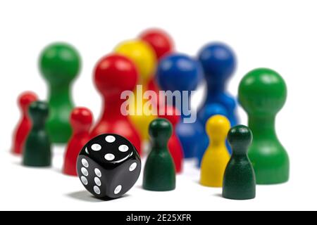 Personaggi di gioco colorati e dadi su uno sfondo bianco Foto Stock