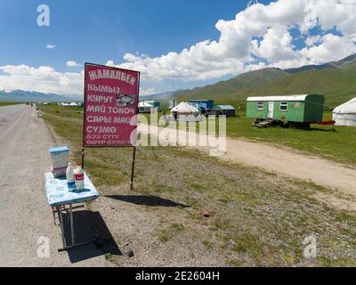 Vendita di latte, Kumiss e Kurt (gallo essiccato). Jurts sul pascolo estivo vicino a Tien Shan Highway. La pianura di Suusamyr, un'alta valle del Monte Tien Shan Foto Stock