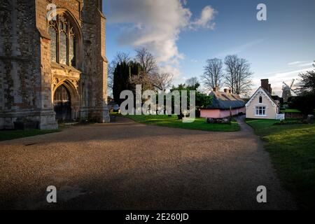 Thaxted Chiesa con Almshouses e John Webbs Mulino Thaxted Essex Inghilterra UK Gennaio 2021 Foto Stock