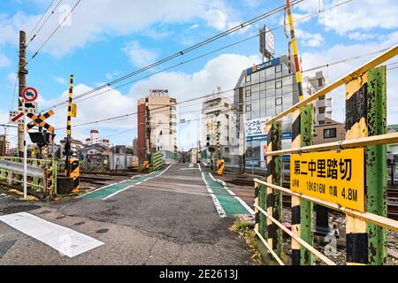 tokyo, giappone - dicembre 06 2020: L'ultimo passaggio di livello della linea Yamanote che sarà distrutta nel 2021 chiamata Nakazato Railroad Crossing Ⅱ. Foto Stock