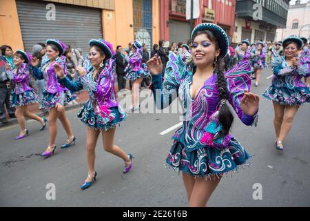 I ballerini e i musicisti del Perù di Lima prendono parte ad una Parata Nazionale di identità. Foto Stock