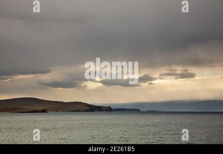 Vista del lago Baikal vicino al villaggio di Khuzhir all isola di Olkhon. Olkhonsky distretto. Oblast di Irkutsk. La Russia Foto Stock