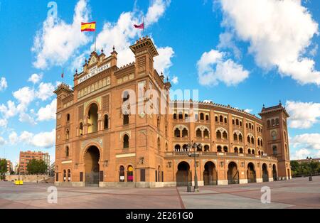 Tour Las Ventas - famosa arena per la corrida a Madrid, in Spagna, in una splendida giornata estiva Foto Stock