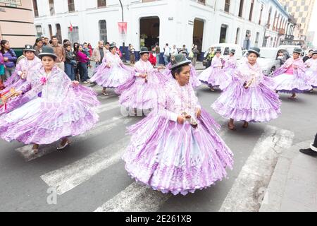 I ballerini e i musicisti del Perù di Lima prendono parte ad una Parata Nazionale di identità. Foto Stock