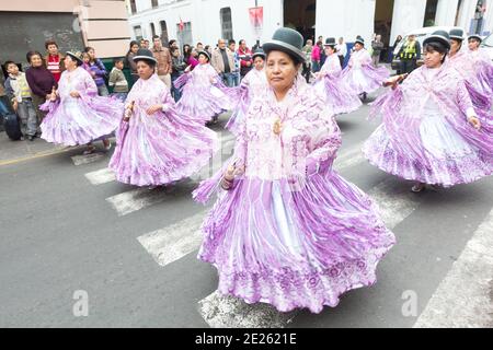 I ballerini e i musicisti del Perù di Lima prendono parte ad una Parata Nazionale di identità. Foto Stock