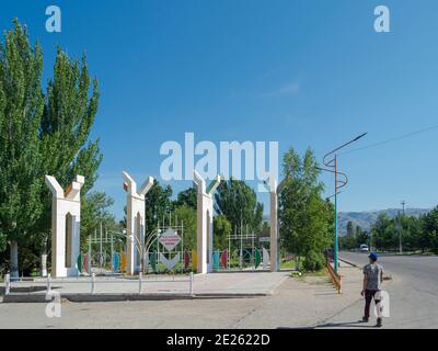 Ingresso al parco cittadino in tipica architettura di stile sowjet. Città talas nel Tien Shan o le montagne paradisiache. Asia, Asia centrale, Kirghizistan Foto Stock