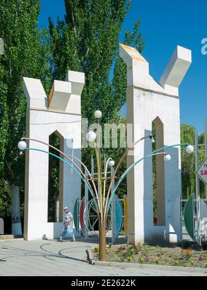 Ingresso al parco cittadino in tipica architettura di stile sowjet. Città talas nel Tien Shan o le montagne paradisiache. Asia, Asia centrale, Kirghizistan Foto Stock