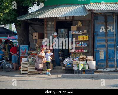 Il mercato tradizionale. Città talas nel Tien Shan o le montagne paradisiache. Asia, Asia centrale, Kirghizistan Foto Stock