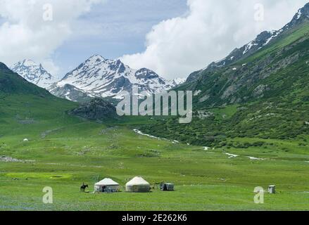 Yurts sui pascoli estivi di alta quota. National Park Besch Tasch nella catena montuosa di Talas Alatoo, Tien Shan o Heavenly Mountains. Asia, Centr Foto Stock