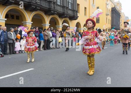 I ballerini e i musicisti del Perù di Lima prendono parte ad una Parata Nazionale di identità. Foto Stock