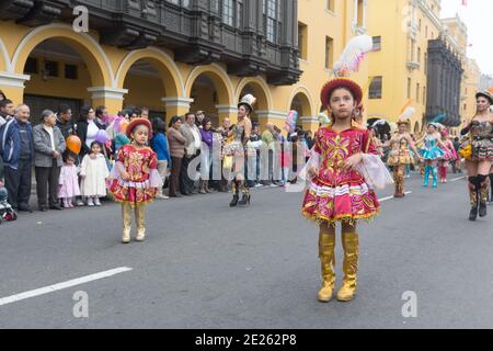 I ballerini e i musicisti del Perù di Lima prendono parte ad una Parata Nazionale di identità. Foto Stock