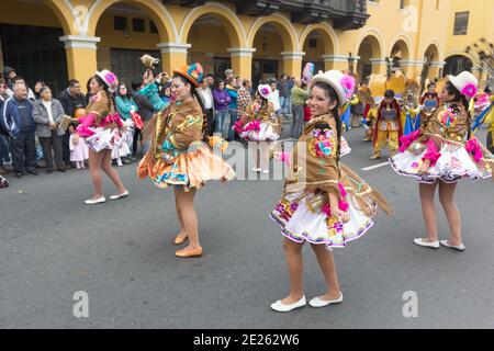 I ballerini e i musicisti del Perù di Lima prendono parte ad una Parata Nazionale di identità. Foto Stock