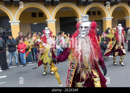 I ballerini e i musicisti del Perù di Lima prendono parte ad una Parata Nazionale di identità. Foto Stock