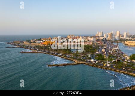 Il traffico della città vecchia di Cartagena in serata vista aerea. Foto Stock