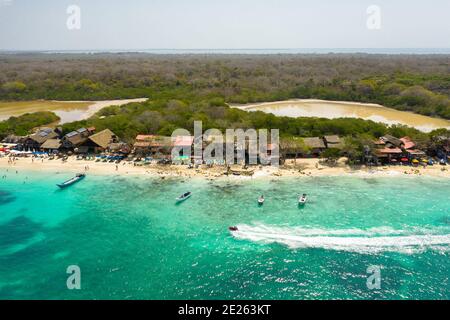 La spiaggia paradies di Playa Blanca sull'isola Baru di Cartagena in Colombia vista aerea. Foto Stock