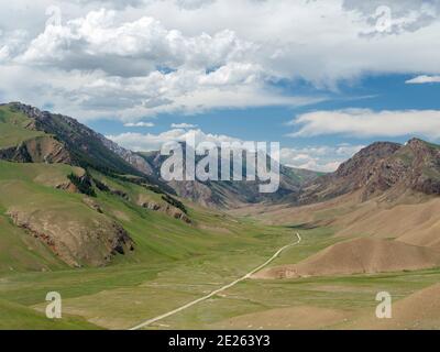 Lungo la pista che conduce al valico di montagna Terkey-Torpok . Paesaggio al lago Song Kol (Son Kul, Songkoel, Song-Koel). Le montagne di Tien Shan o il cielo Foto Stock