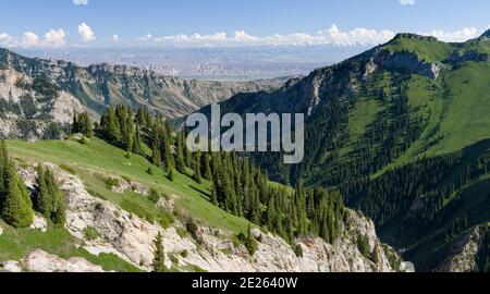 Lungo la pista che conduce fino al passo di montagna Moldo Aschu, vista verso la pianura del fiume Naryn. Paesaggio al lago Song Kol (Son Kul, Songkoel, Song-K. Foto Stock