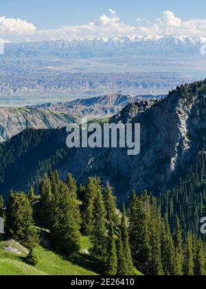 Lungo la pista che conduce fino al passo di montagna Moldo Aschu, vista verso la pianura del fiume Naryn. Paesaggio al lago Song Kol (Son Kul, Songkoel, Song-K. Foto Stock