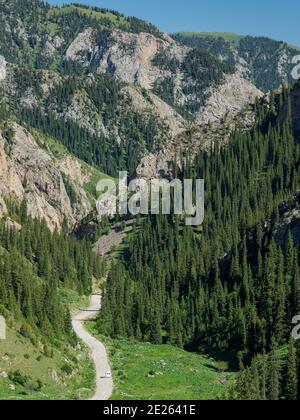 Lungo la pista che porta al passo di montagna Moldo Aschu. Paesaggio al lago Song Kol (Son Kul, Songkoel, Song-Koel). Montagne di Tien Shan o paradisiache Foto Stock