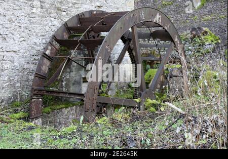 Mulino ad Ashford in acqua che era una bobina mulino per l'industria del cotone e anche una frantumazione delle ossa mulino Foto Stock