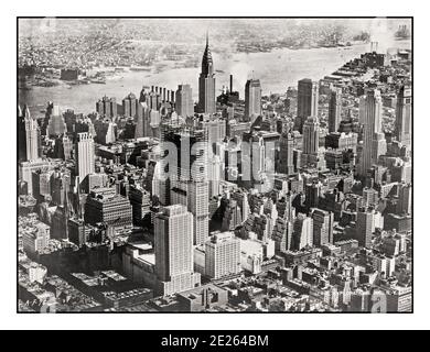 1930's Manhattan archivio 1932 fotografia aerea d'epoca che mostra i grattacieli con Rockefeller Center in primo piano in costruzione e Chrysler Building dominante Lo skyline di Manhattan New York City in 1932 Stati Uniti Foto Stock