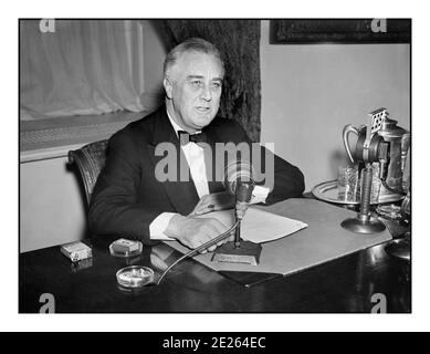 Il FDR Franklin D. Roosevelt degli anni '30 ha trasmesso una trasmissione radiofonica ("chat fireside") il 1934 settembre. Sulla sua scrivania CBS e NBC network broadcast microfoni. Franklin Delano Roosevelt Sr., spesso citato dalla sua sigla FDR, è stato uno statista e leader politico americano che è stato il 32° presidente degli Stati Uniti dal 1933 fino alla sua morte nel 1945. Foto Stock