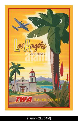 POSTER delle compagnie aeree Los ANGELES d'epoca degli anni '50 - Fly TWA Bob Smith. Trans World Airlines Smith, Robert Harmer, 1906-1980, artista [Stati Uniti] [anni '50] litografia a colori ; (formato poster) Poster illustra l'aereo che sorvola le palme di Los Angeles e la chiesa di missione spagnola vicino al lago. Foto Stock