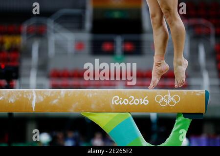 Concorso Balance Beam alla ginnastica artistica dei Giochi Olimpici estivi di Rio 2016. I piedi dell'atleta durante una sessione di allenamento delle prestazioni. Foto Stock