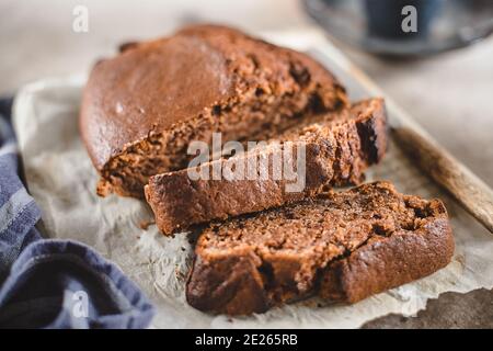 Pane alla banana affettato con caffè. Vegan pasty. Concetto di panificio domestico. Primo piano. Foto Stock