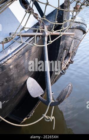 Il tassello pende contro la centina rotonda in acciaio di un vecchio imbarcazione da pesca in acciaio Foto Stock