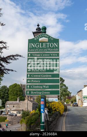Accedi a Ingleton, Yorkshire Dales, dando indicazioni per le attrazioni del villaggio Foto Stock