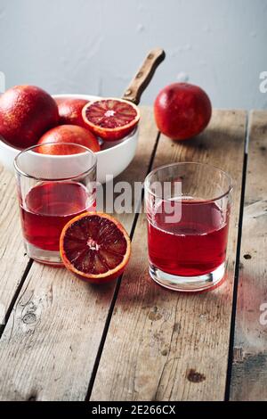 Bevanda agli agrumi. Cocktail e arance di sangue fresco su un tavolo di legno. Foto Stock